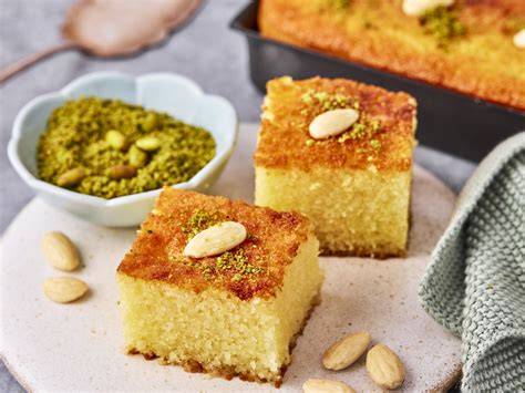 Basbousa auf einer ägyptischen Tafel, dekoriert mit Pistazien