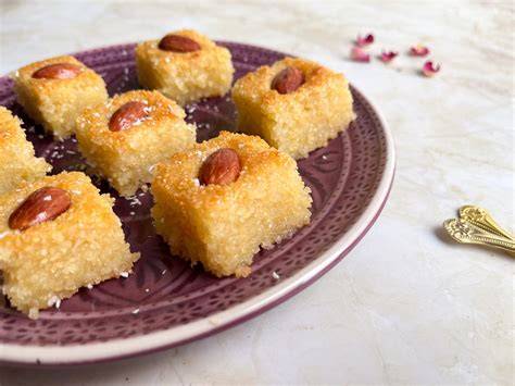 Basbousa serviert mit Tee, orientalisch dekoriert