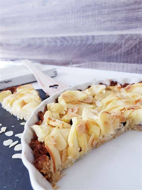 Basischer Apfelkuchen mit Kokosöl und Apfelscheiben