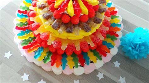Bastelanleitung: Süßigkeitentorte nur aus Gummibärchen und Marshmallow