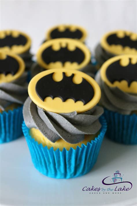 Batman Cupcakes mit gelbem Fondant und schwarzem Logo