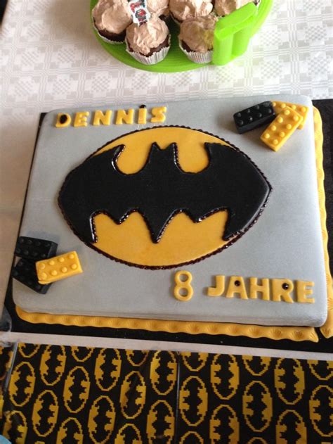 Batman-Torte: Verschiedene Creme-Füllungen vergleichen