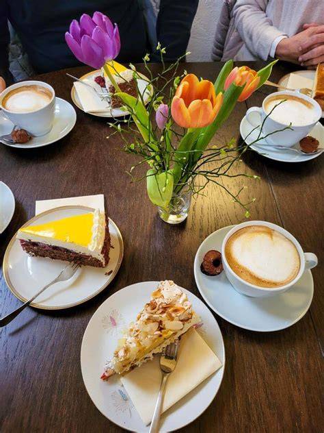 Bauernhof-Café und Biergarten mit Kuchen und Torte