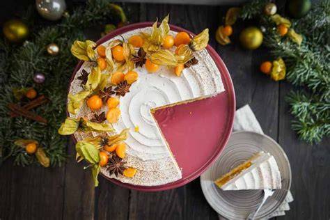 Baumkuchen Torte mit Fruchteinlage und Zimtcreme dekoriert