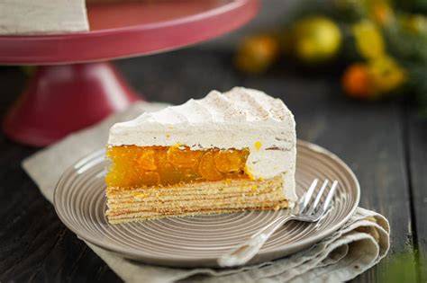 Baumkuchen-Torte mit Physalis, Mandarinen und Zimtcreme
