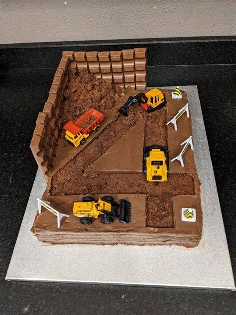 Baustellen-Blechkuchen mit Baggern und KitKats