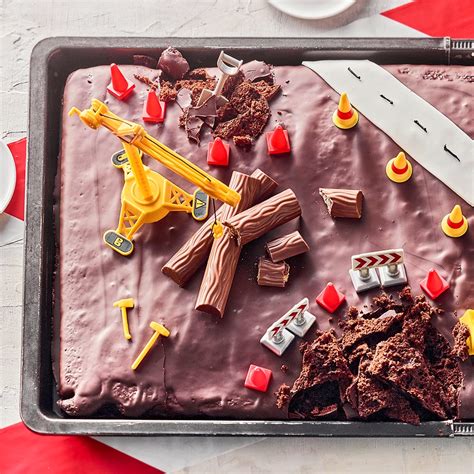 Baustellen-Kuchen mit Spielzeugbagger dekoriert