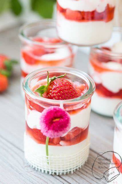 Bayerisch Creme im Glas mit Erdbeersoße