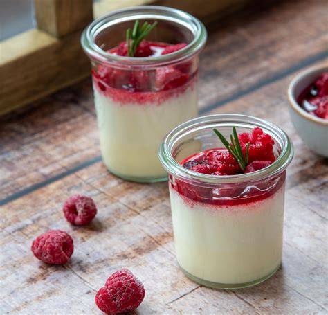 Bayerische Creme im Glas mit Himbeertopping