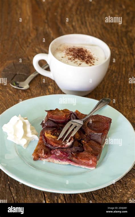Bayerische Kaffeetafel mit Zwetschgendatschi, Sahne und Kaffee