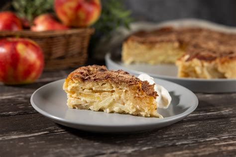 Bayerischer Apfelkuchen serviert mit Zimt und Zucker