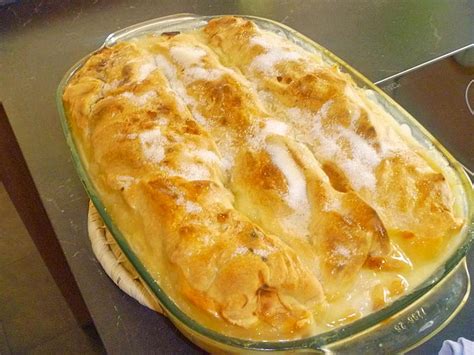 Bayerischer Apfelstrudel mit Bierschaumsoße, fein dekoriert