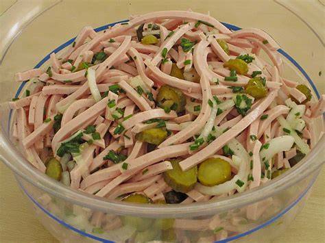 Bayerischer Wurstsalat mit Fleischwurst, süßem Senf und Gurken