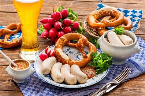 Bayerisches Weißwurstfrühstück mit Brezn und süßem Senf