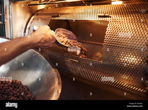 Bean to Bar Herstellung: Sortieren und Rösten der Kakaobohnen