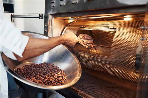 Bean to Bar Produktionslinie mit Kakaobohnen und Conche