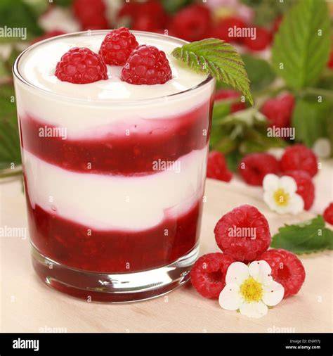 Becher Joghurt mit Himbeeren