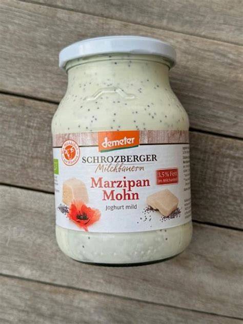 Becher Joghurt mit Mohn und Marzipan