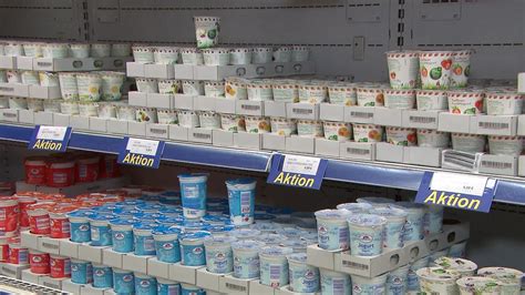 Becher Vanille-Joghurt im Kühlregal