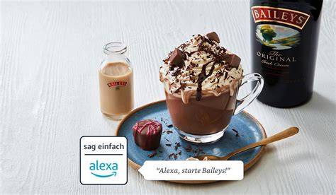 Becher heiße Schokolade mit Baileys und Schlagsahne