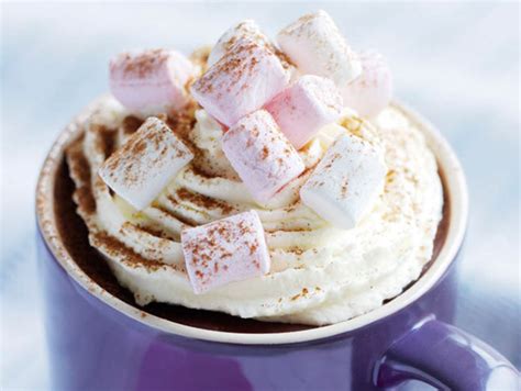 Becher heiße Schokolade mit Schlagsahne und Marshmallows