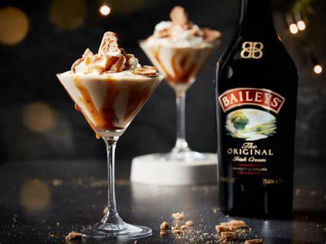 Becher mit Baileys Hot Chocolate und Schlagsahne