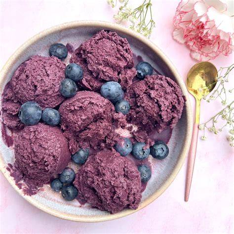 Becher mit Blaubeer-Eis