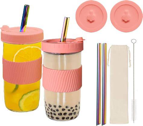 Becher mit Bubble Tea und Strohhalm