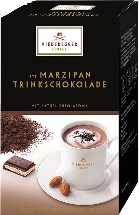 Becher mit Niederegger Marzipan Trinkschokolade, Schlagsahne und Schokoladensplittern