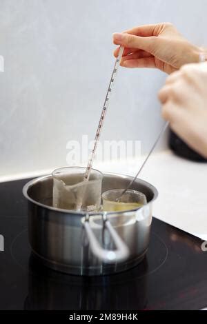Becher mit Puddingpulver und sprudelnd kochendem Wasser