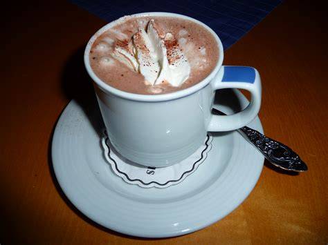 Becher mit Sahnehäubchen und Schokostreuseln