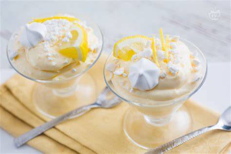 Becher mit Zitronencreme und Baiser