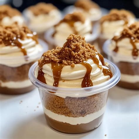 Becher mit Zutaten für schnellen Mandel-Blechkuchen
