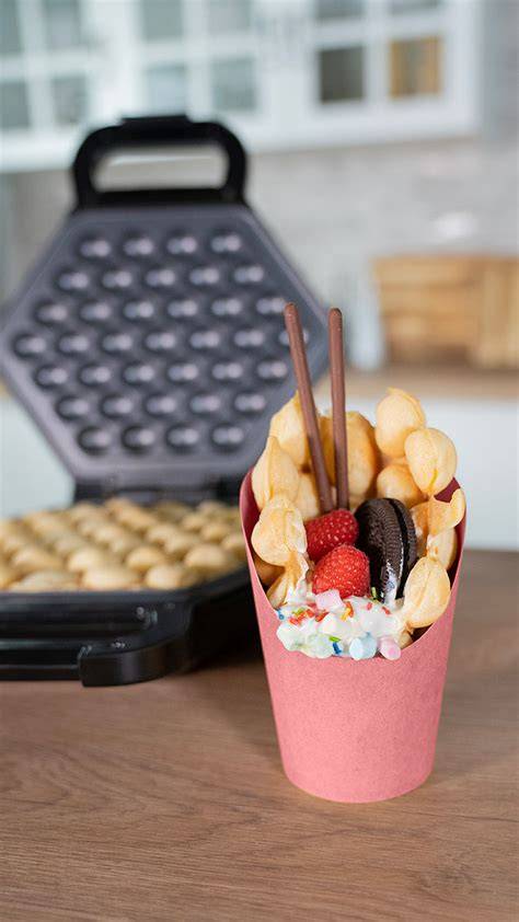 Becher mit bunten Dessert-Varianten und Waffelröllchen