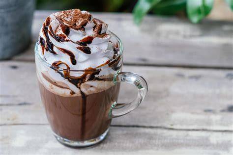 Becher mit cremiger Hot Chocolate und Schlagsahne