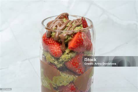 Becher mit geschichtetem Dubai Schokolade Tiramisu, Nahaufnahme