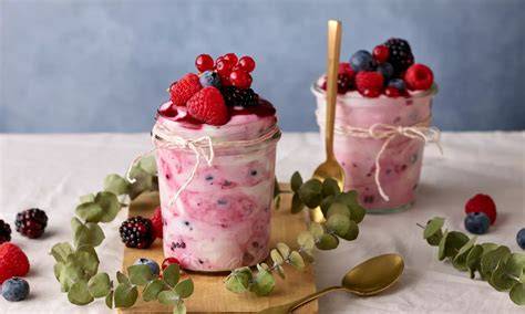 Becher mit griechischem Joghurt und frischen Beeren