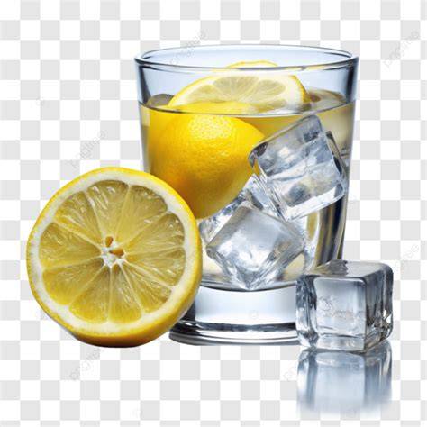 Becher mit lauwarmem Honigwasser und einer Zitronenscheibe
