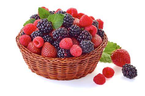 Becher mit schokolierten Tiefkühlfrüchten (Himbeeren, Erdbeeren, Brombeeren)