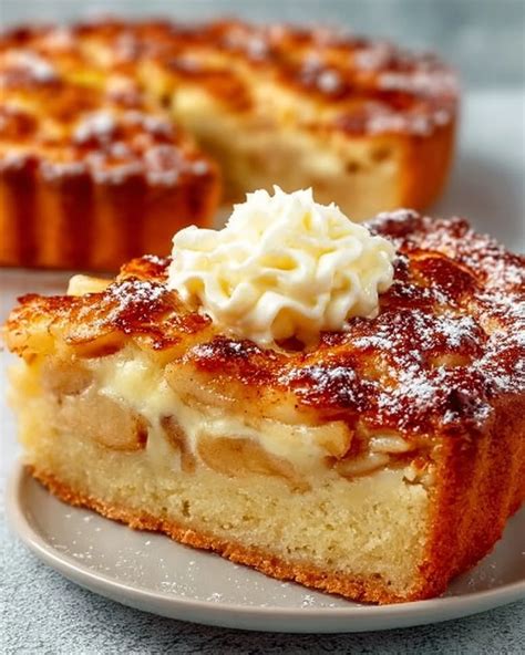 Becherkuchen Apfelkuchen angeschnitten, serviert auf Tellern mit Sahne