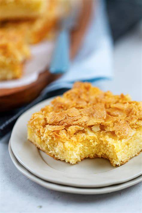 Becherkuchen auf einem Kuchenteller
