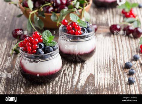 Becherkuchen mit Guss und frischen Beeren dekoriert