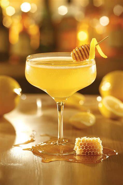 Bee's Knees in Coupette mit Zitronenzeste