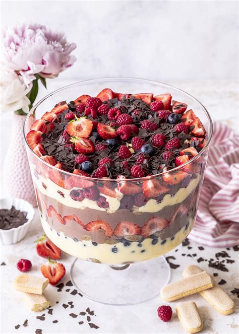 Beeren Tiramisu Trifle geschichtet in Glasschale
