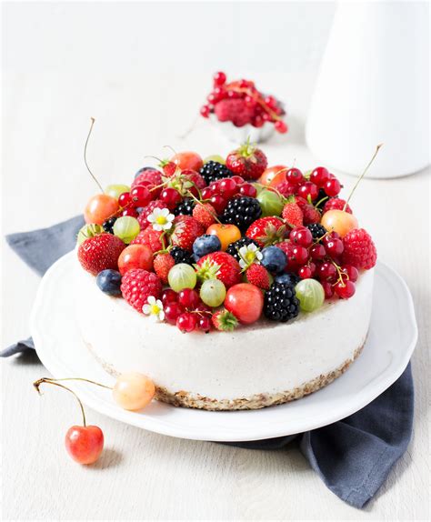 Beeren auf weißer veganer Cheesecake‑Creme