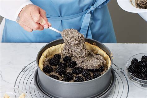 Beeren gleichmäßig auf dem Kuchenteig verteilen