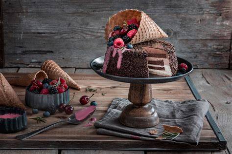 Beeren in Eiswaffel auf Torte dekoriert