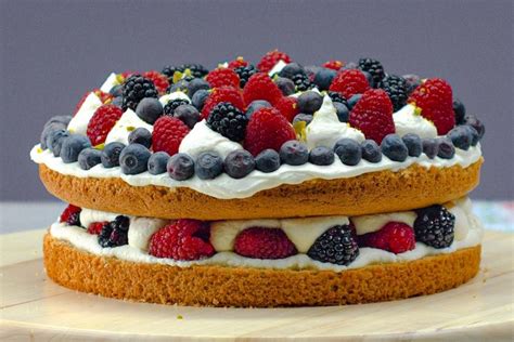 Beeren und Baisertupfen auf Torte