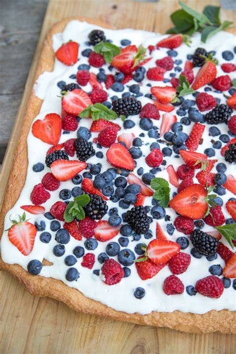 Beeren und Früchte zur Dekoration für Biskuit