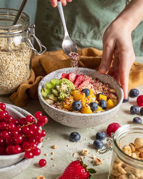 Beeren und Haferflocken im Frühstück